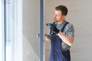 Prozess von Konstruktion Neu und modern modular Haus von zusammengesetzt Schluck Tafeln. Arbeiter Mann im Besondere schützend Uniform tragen Arbeiten auf Gebäude Entwicklung Industrie von Energie effizient Eigentum. foto