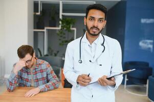 Medizin, Gesundheitswesen und Menschen Konzept - - indisch Arzt jung männlich geduldig Treffen beim Krankenhaus foto