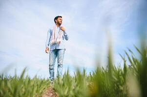 Porträt von jung indisch Farmer tragen formal Kleid im Grün Paddy Feld. foto