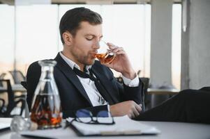 Geschäftsmann Trinken von Stress beim Arbeitsplatz foto