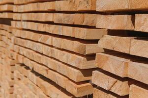 Stapel von Holz von ein hölzern Tafel von ein Baum, Nahaufnahme, Hintergrund. hölzern Bretter beim das Sägewerk, Zimmerei Werkstatt. Sägen und Luft Trocknen von Holz. Holzbearbeitung Industrie. hölzern Bretter foto