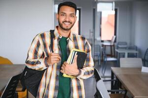 gut aussehend und jung indisch männlich Hochschule Student. foto