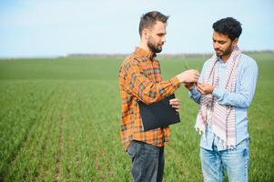 zwei indisch Bauern Stehen beim Landwirtschaft Feld. foto