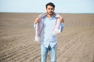 jung indisch Farmer beim Landwirtschaft Feld. foto