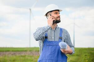 Windmühle Turbine Instandhaltung Ingenieur Stehen beim Wind Bauernhof. foto