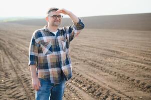 ein Farmer prüft Qualität von Boden Vor Aussaat. foto