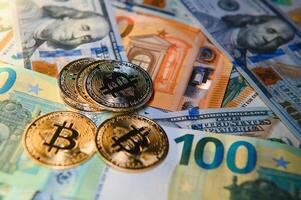 Geld Hintergrund. USA Dollar mit Euro Banknoten und Bitcoin Kryptowährung investieren Konzept. foto