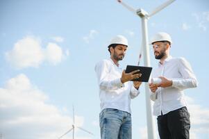 jung Instandhaltung Ingenieur Mannschaft Arbeiten im Wind Turbine Bauernhof. foto