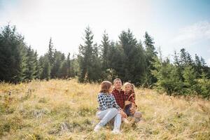 jung Familie mit Kind ruhen auf ein Berg foto