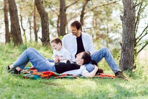 glücklich Familie Papa Mama und Sohn haben Spaß und spielen foto