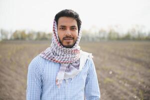 jung indisch Farmer Stehen beim Grün Kurkuma Landwirtschaft Feld foto