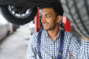 Service, Reparatur und Beruf Konzept - - indisch Mechaniker beim Auto Bedienung foto