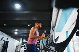 afrikanisch amerikanisch Mann im das Fitnessstudio. foto