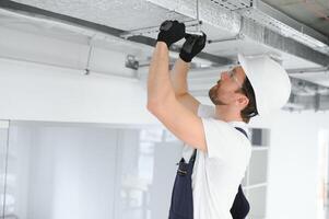 Belüftung System Installation und Reparatur Service. hvac Techniker beim arbeiten. Banner Kopieren Raum foto