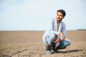 jung indisch Farmer beim Landwirtschaft Feld. foto