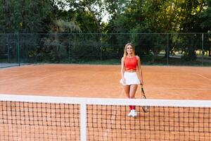 Frau spielen Tennis beim das Gericht und halten Schläger foto