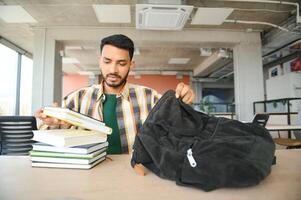 gut aussehend und jung indisch männlich Hochschule Student. foto