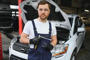 Auto Mechaniker Arbeiten auf Auto Motor im Mechanik Garage. Reparatur Service. foto