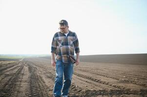 ein Farmer prüft Qualität von Boden Vor Aussaat. foto