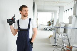 Mann Trockenbau Arbeiter Installation Gipskarton Blatt zu Mauer. foto