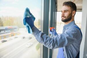 Arbeiter Reinigung Fenster Bedienung auf hoch erhebt euch Gebäude foto