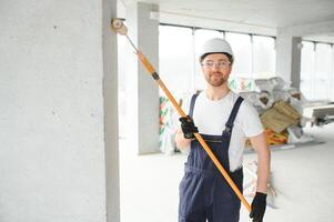 ein glücklich Arbeiter stolz Stehen beim seine Arbeitsplatz. foto