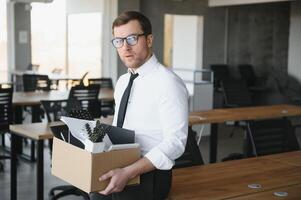 Geschäft, Brennen und Job Verlust Konzept - - gefeuert männlich Büro Arbeiter mit Box von seine persönlich Sachen. foto