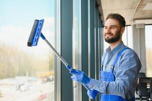 männlich Hausmeister Reinigung Fenster im Büro foto