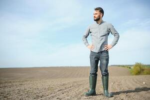 Porträt von Farmer Stehen im Feld. foto