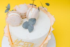 Geburtstag Kuchen Über Gelb Hintergrund. foto