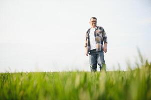 erfahren und zuversichtlich Farmer auf seine Feld. Porträt von Senior Farmer Agronom im Weizen Feld. foto