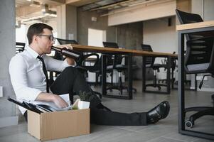 Geschäftsmann gefeuert, Verlassen seine Büro mit seine persönlich Auswirkungen foto
