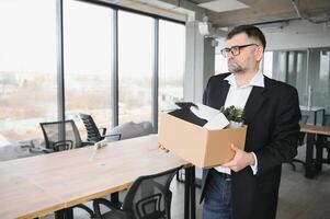 alt männlich Mitarbeiter im Entlassung Konzept foto