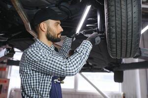 Erwachsene Mann im Blau farbig Uniform funktioniert im das Automobil Salon. foto