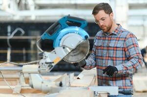 Zimmermann Mann Möbel Handwerker handgemacht Herstellung Holzarbeiten beim Holz Werkstatt foto