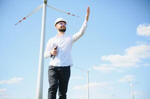 Ingenieur Arbeiten beim Alternative verlängerbar Wind Energie Bauernhof - - nachhaltig Energie Industrie Konzept foto