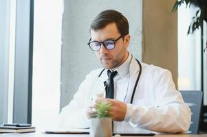 männlich Arzt Arbeiten im Klinik foto