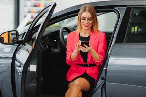 schön jung Frau kauft ein ein Auto im das Händler Saloon. foto