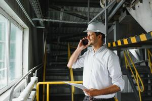 Porträt von ein Ingenieur reden auf das Telefon foto