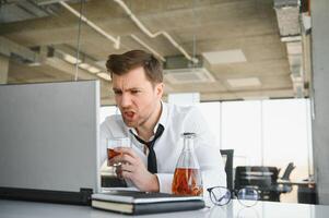 jung Geschäftsmann Trinken von Stress foto