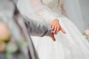 Hochzeit Thema, halten Hände Jungvermählten foto