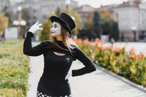 Porträt von ein Mime Komiker. Mime Mädchen auf das Straße foto