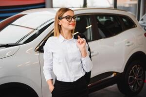 schön jung Frau kauft ein ein Auto im das Händler Saloon. foto