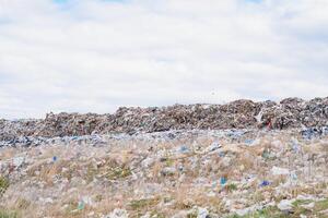 Berg Müll, groß Müll Haufen, degradiert Müll. Stapel von stinken und giftig Rückstand. diese Müll Kommen Sie von städtisch Bereiche, industriell Bereiche. Verbraucher Gesellschaft Ursache fest Abfall. können nicht erhalten loswerden von foto