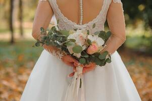 Braut halten groß Hochzeit Strauß auf Hochzeit Zeremonie foto