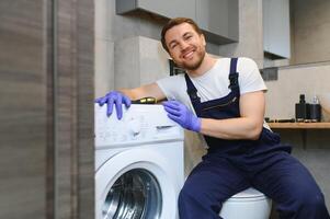 Techniker reparieren ein Waschen Maschine foto