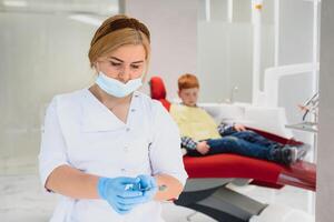 Porträt von ein Zahnarzt halten Dental Instrumente im seine Hände im das Klinik Nahansicht foto