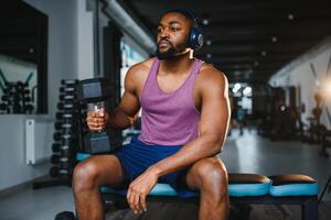 Mann ausüben mit Hanteln beim ein Fitnessstudio, horizontal Schuss. foto