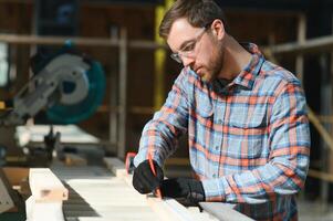 Fachmann Zimmermann Mann authentisch Handwerk Holz Arbeiter. Schreiner oder Möbel Baumeister Zuhause DIY Projekte Hersteller männlich. foto