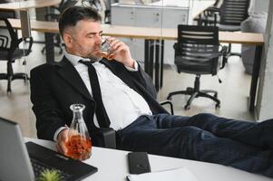 alt Geschäftsmann Trinken von betonen. foto